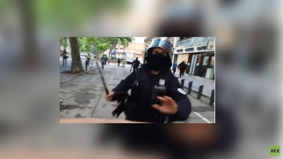 الشرطة الفرنسية تعتدي على مراسل RT خلال مظاهرة "السترات الصفراء"