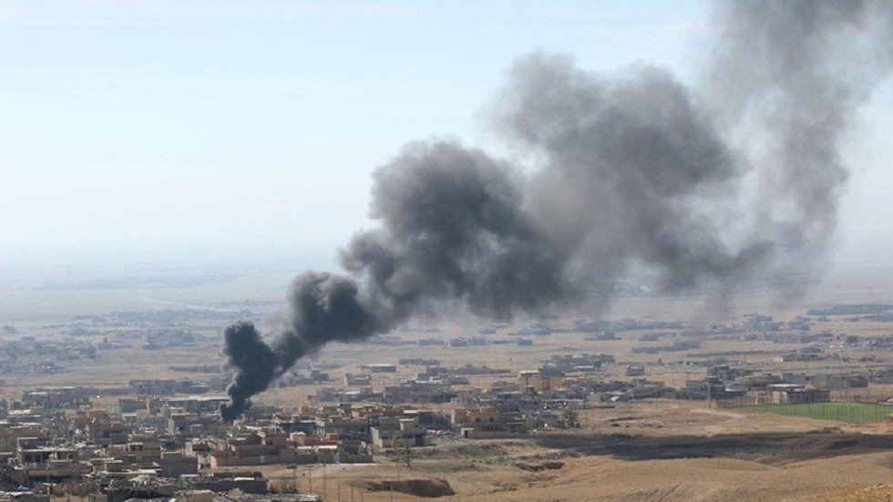 بالصور.. قتلى وجرحى بتفجير سيارة مفخخة في بلدة عراقية قرب الحدود السورية