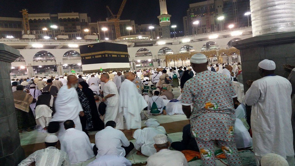 حيرة بعد ظهور "معتمرة" ترتدي ملابس إحرام الرجال داخل الحرم المكي