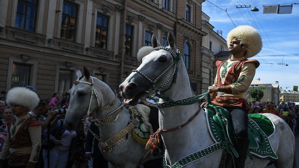 الجسور "تغنّي" في عيد ميلاد بطرسبورغ
