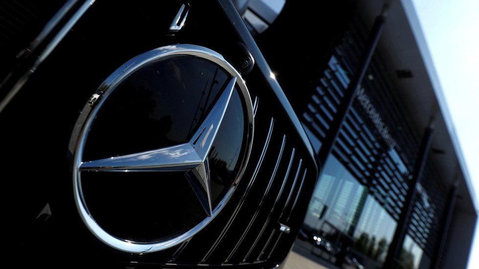 الرئيس البيلاروسي يحظر على الرياضيين "مرسيدس"