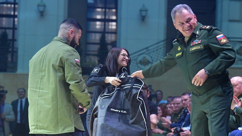 للمرة الأولى.. عرض أزياء في الجيش الروسي بحضور وزير الدفاع