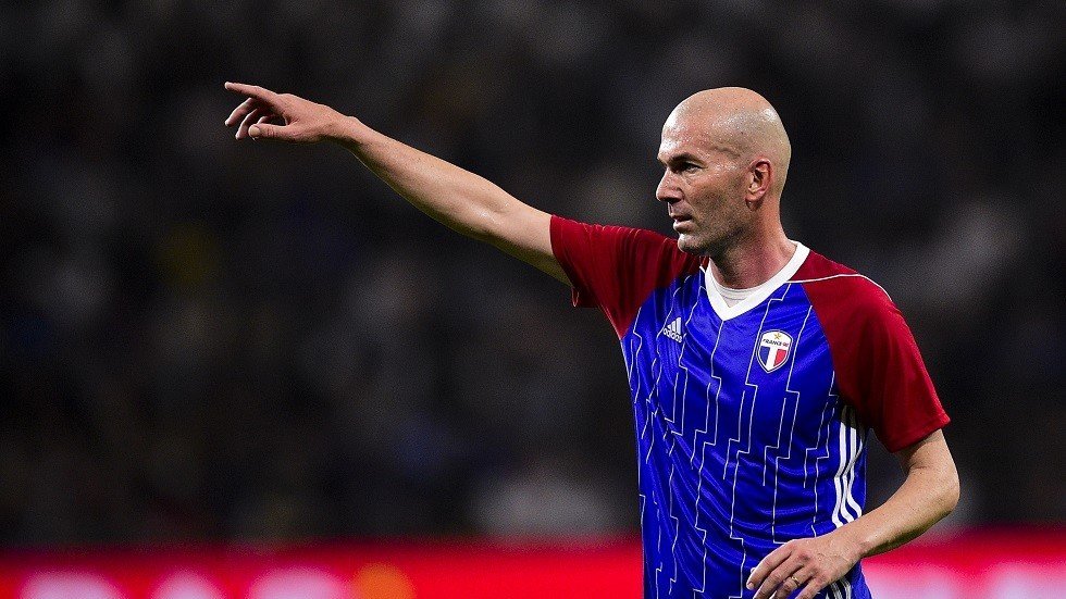 فينغر يحرج زيدان بمراوغته بمهارة عالية (صور)