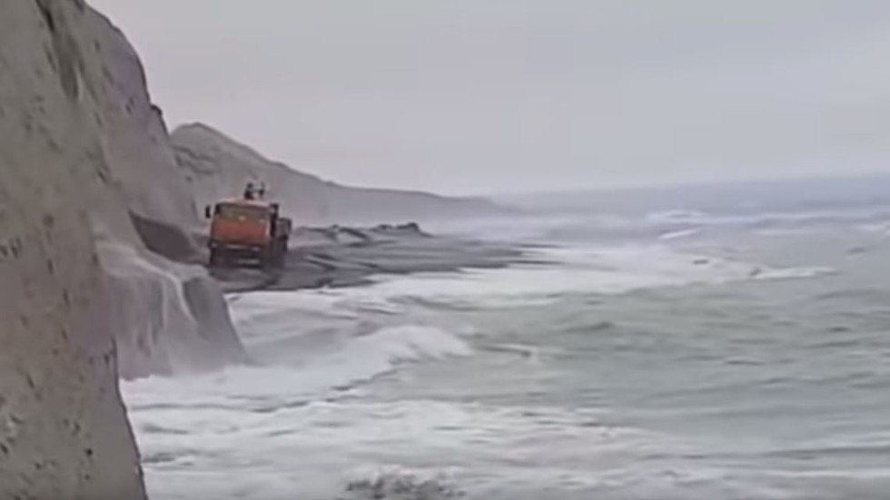 شاحنات روسية لا تقهر.. مغامرة ساحلية ورمال ألزج من الطين