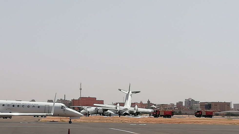 مدنيون يعترضون طائرة سعودية في مطار بورتسودان