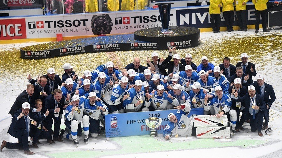 تحطم كأس العالم للهوكي خلال الاحتفال بها في فنلندا (صور)