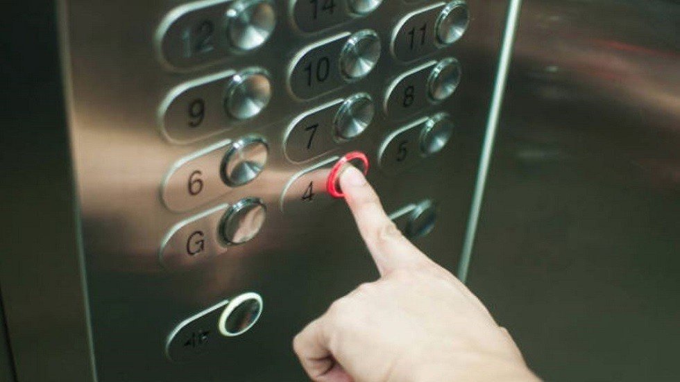 مصعد "قاتل" يحمل جثة هندية للطابق الرابع  ويترك رأسها على الأرض