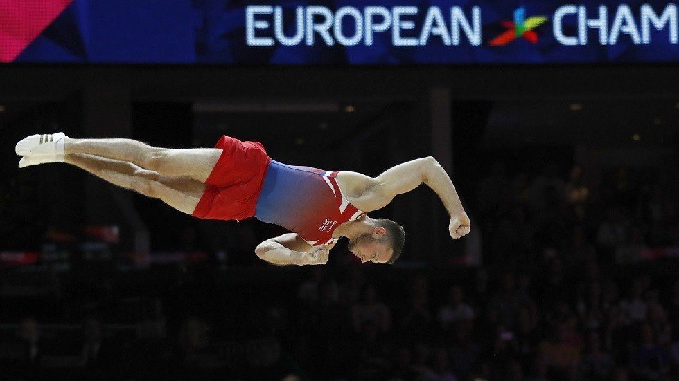 شاهد.. لاعب جمباز يسجل سلة بطريقة رائعة 