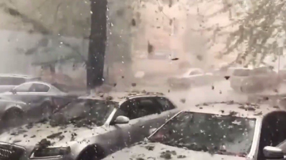 شاهد.. حبات البرد تتساقط "كالقنابل" في منطقة سكنية برومانيا