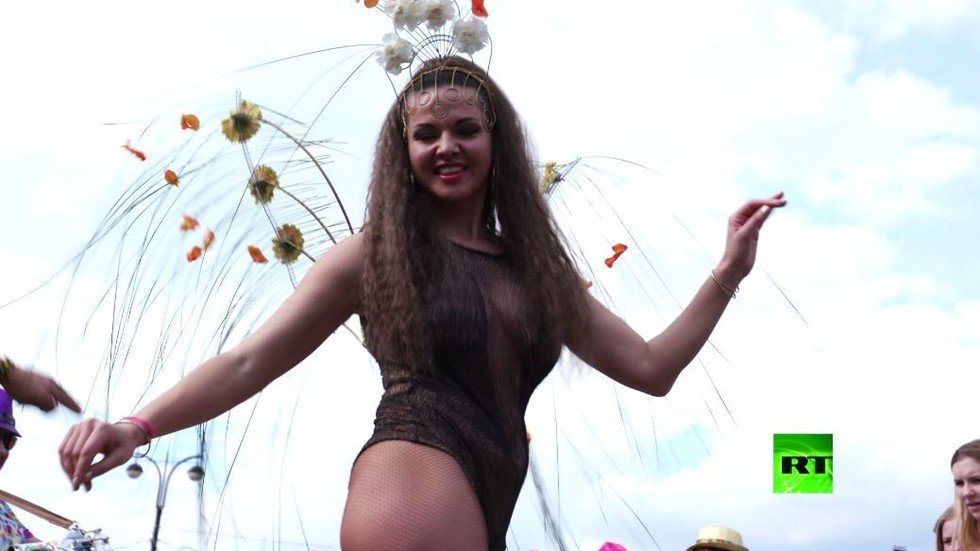 شاهد بالفيديو.. مهرجان سامبا في موسكو