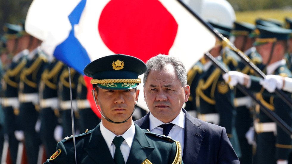 شويغو أول وزير دفاع أجنبي يزور مقر قيادة القوات البرية اليابانية (صور)