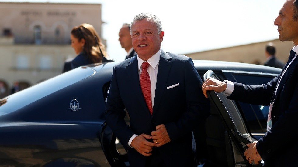 ملك الأردن يصل السعودية بملابس الإحرام (صورة+فيديو)