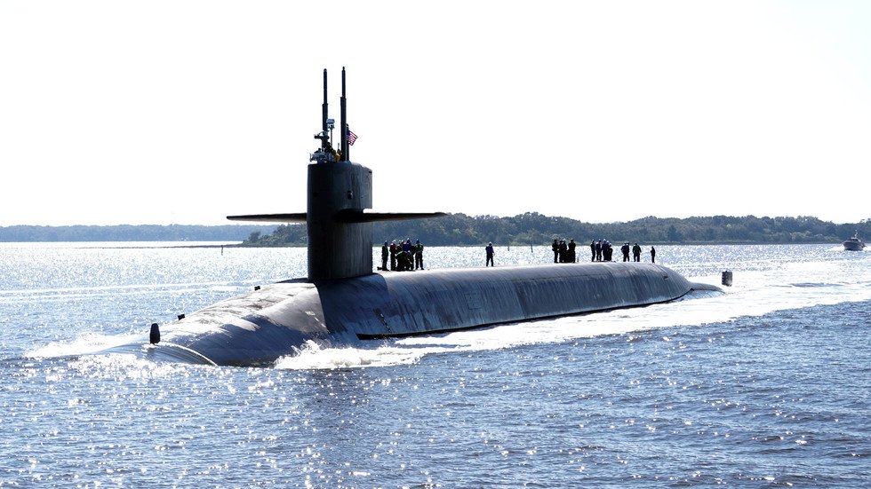 طائرة روسية تحلق فوق قاعدة للغواصات الاستراتيجية الأمريكية