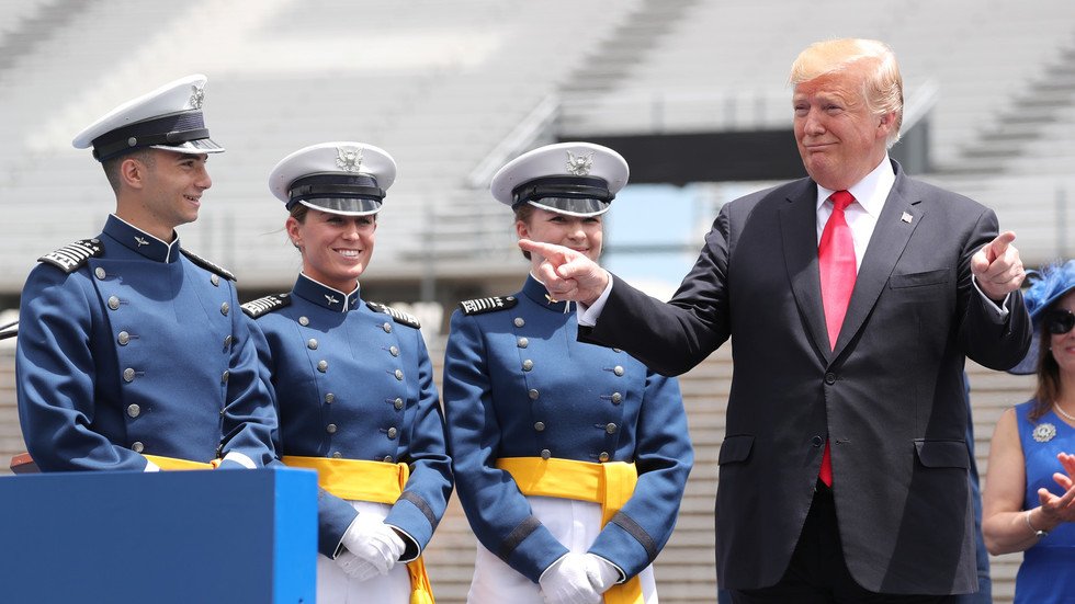 ترامب يهدد المكسيك بالرسوم الجمركية 