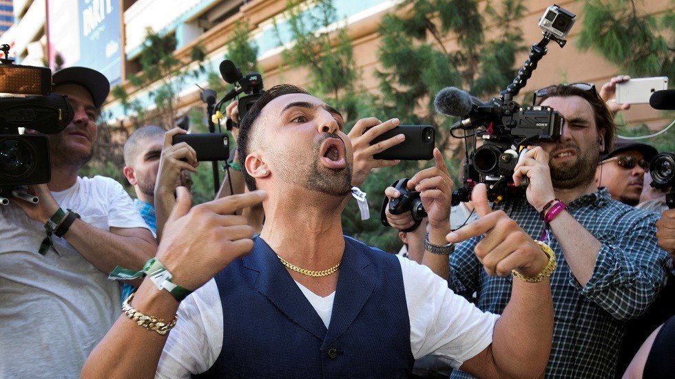 مقاتل يرتكب فعلا مشينا ضد خصمه (فيديو)