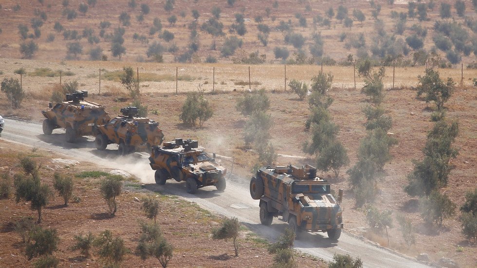 50 مدرعة عسكرية تنقل وحدات من "الكوماندوز" التركية إلى الحدود مع سوريا (صور)