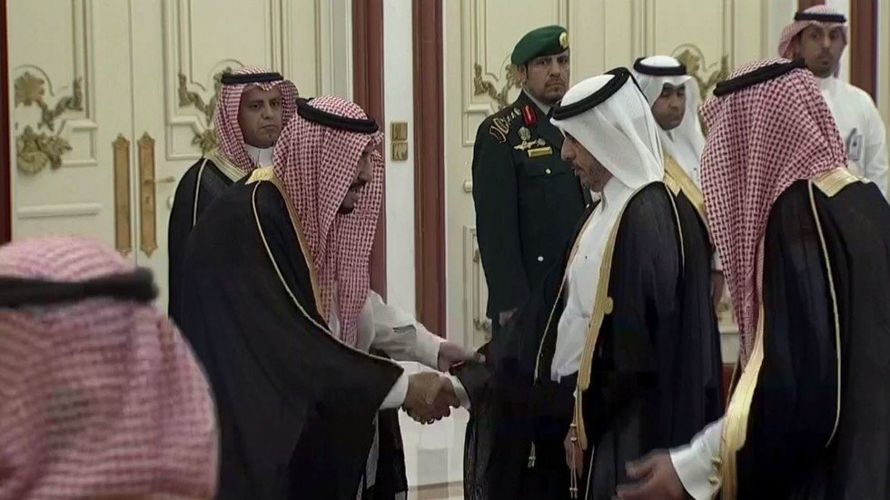 بالفيديو.. الملك سلمان يصافح رئيس وزراء قطر مجددا