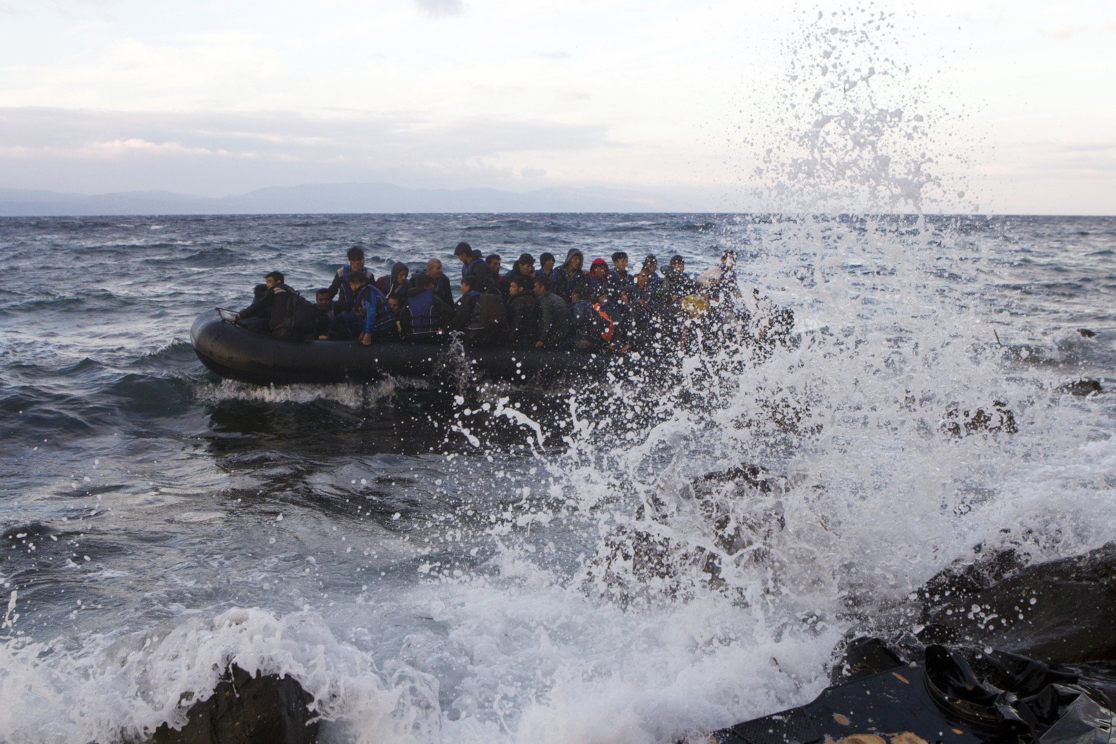 خفر السواحل الليبية يحتجز مهاجرين في عرض المتوسط