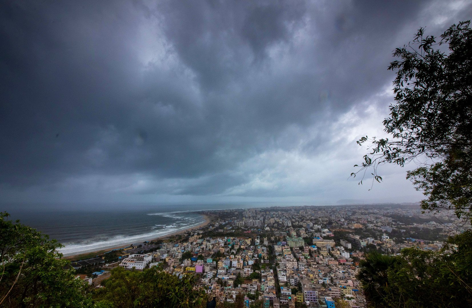 الهند.. إجلاء 800 ألف مواطن في انتظار إعصار مدمر