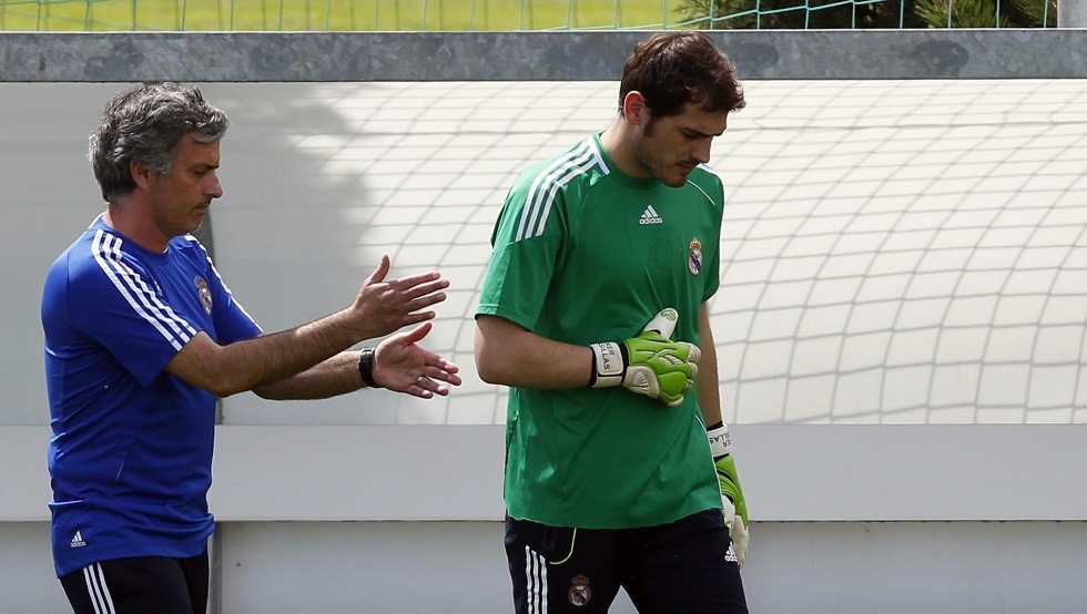 مورينيو يساند إيكر كاسياس بعد إصابته بأزمة قلبية