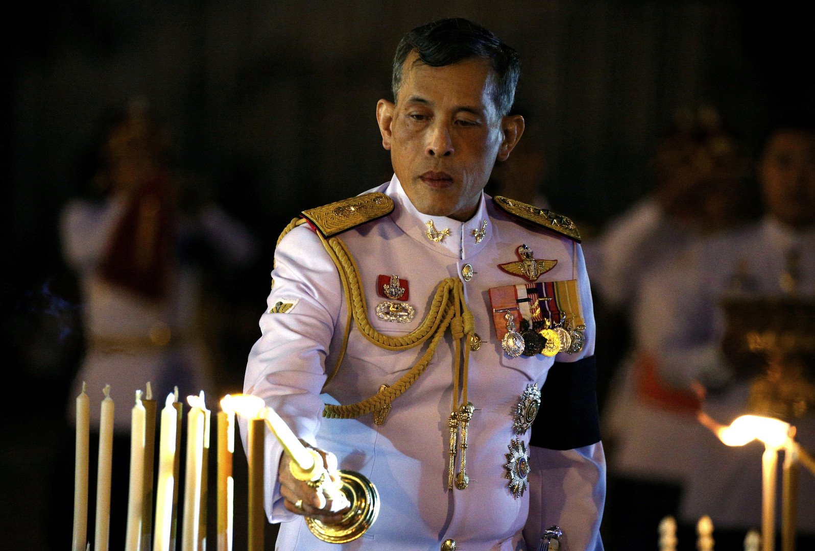 شاهد.. طقوس غريبة في مراسم زواج ملك تايلاند من نائبة رئيس فريقه الأمني 
