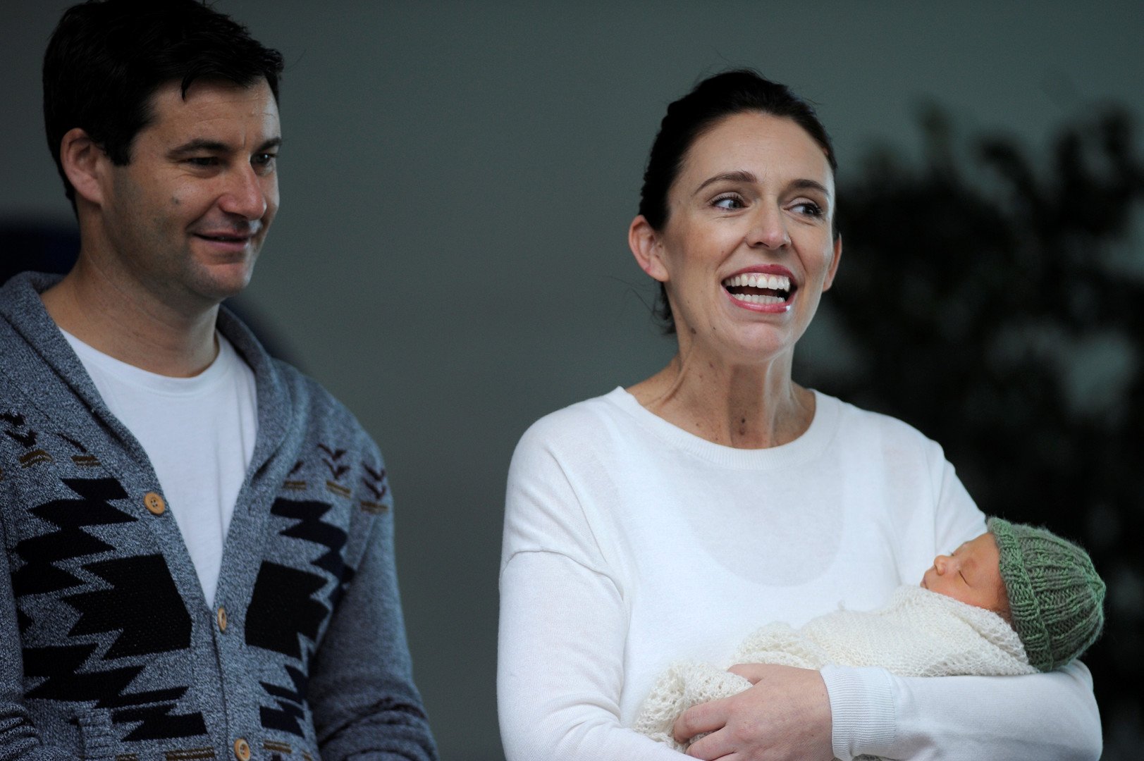 رئيسة وزراء نيوزيلندا تقرر الزواج من أب طفلتها (صور)
