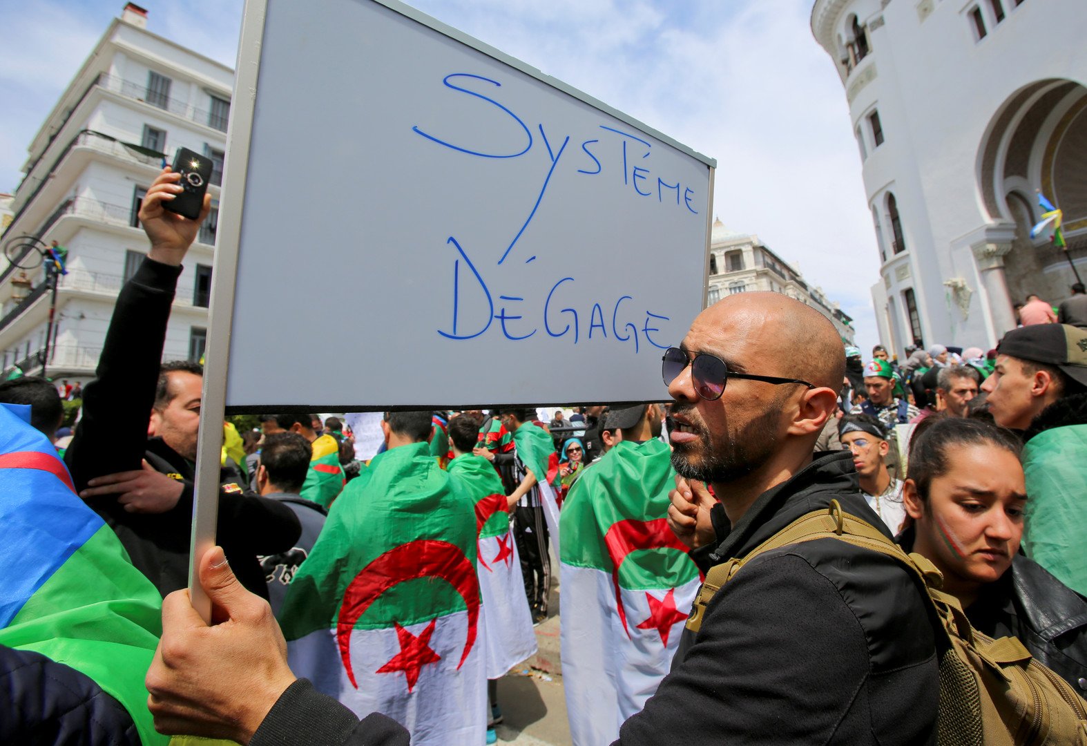 في الجمعة الـ11 على التوالي.. الجزائريون يواصلون الاحتجاج مطالبين برحيل رجال بوتفليقة
