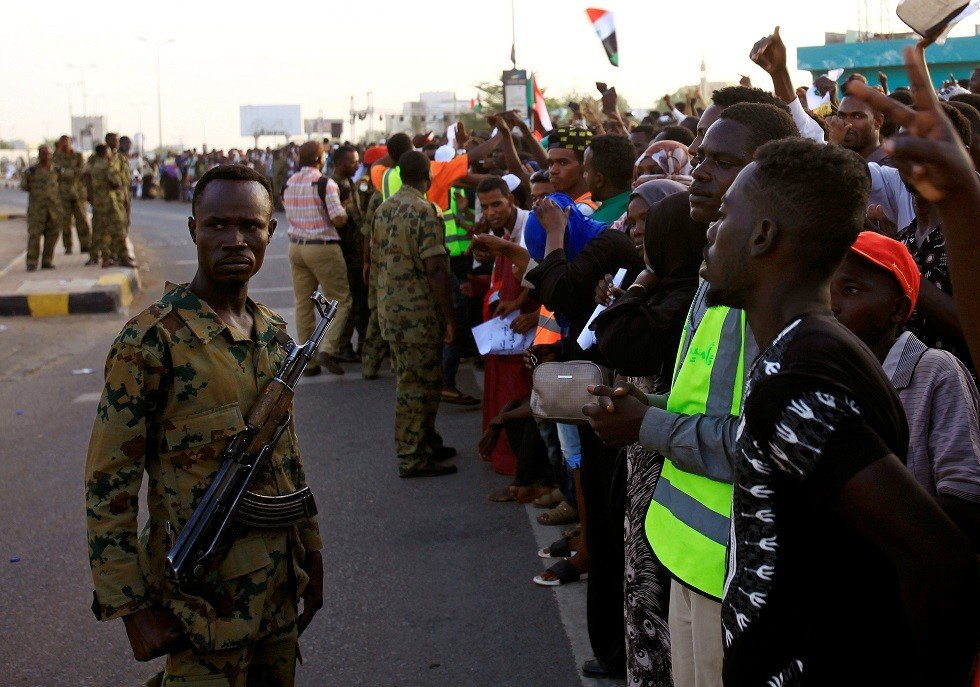 ضباط سودانيون يهددون بحمل السلاح إذ لم تنفذ مطالب الثورة