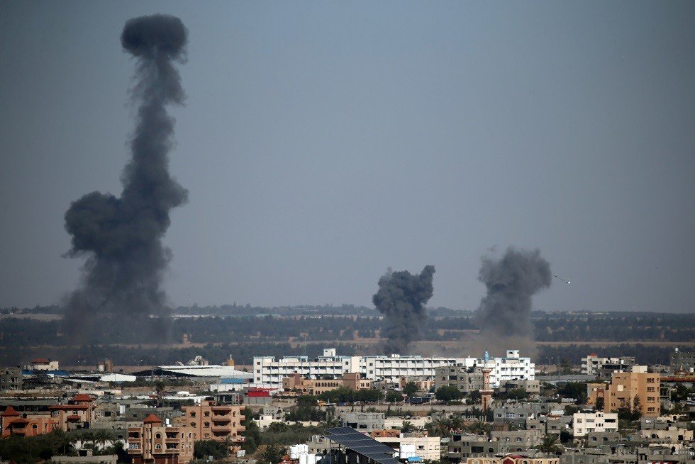 مقتل 5 فلسطينيين بينهم طفلة ووالدتها الحامل جراء قصف إسرائيلي على شرق
