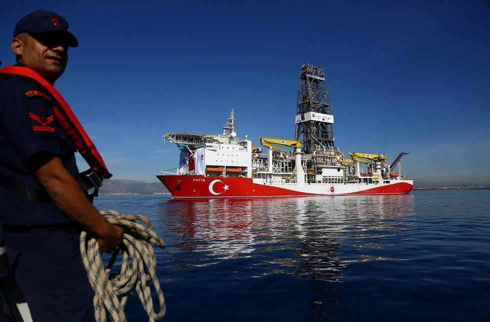 قبرص: سنصدر مذكرة توقيف دولية في حق  من يساعد سفينة الحفر التركية 