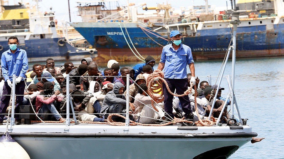 البحرية الليبية تنقذ 213 مهاجرا قبالة سواحل شرق طرابلس