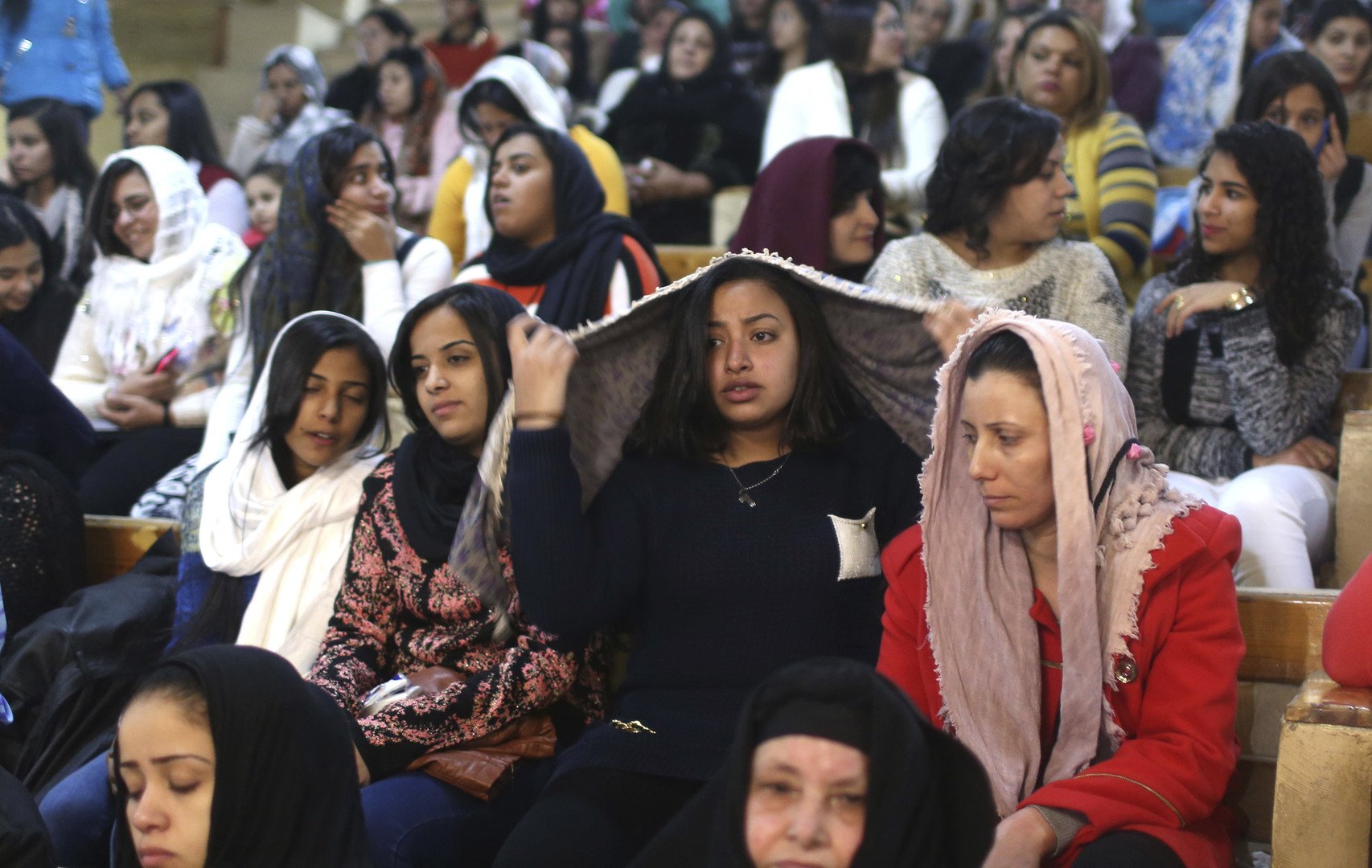 جدل ساخن بين مسيحيي مصر حول ملابس المرأة في الكنيسة (فيديو)