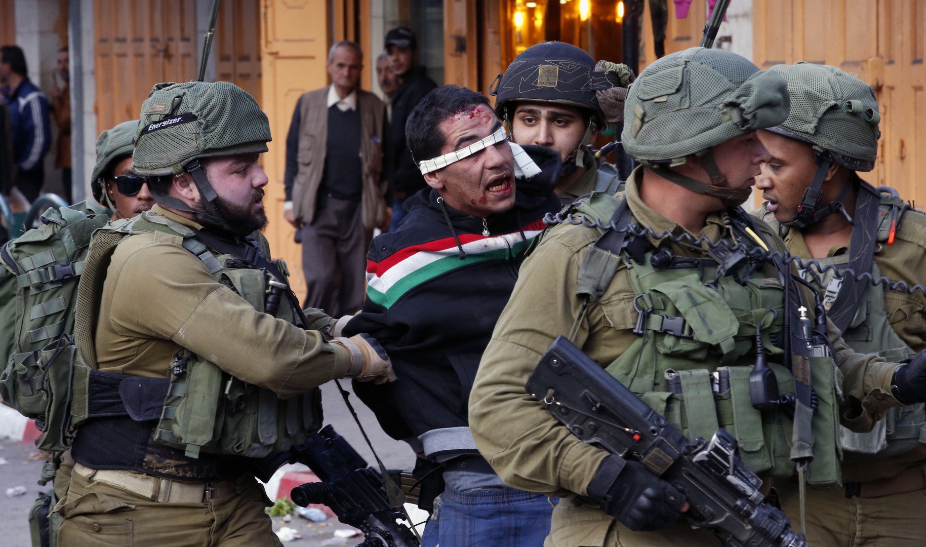تقرير: إسرائيل اعتقلت نحو 900 فلسطيني خلال الشهرين الماضيين بينهم 133 طفلا
