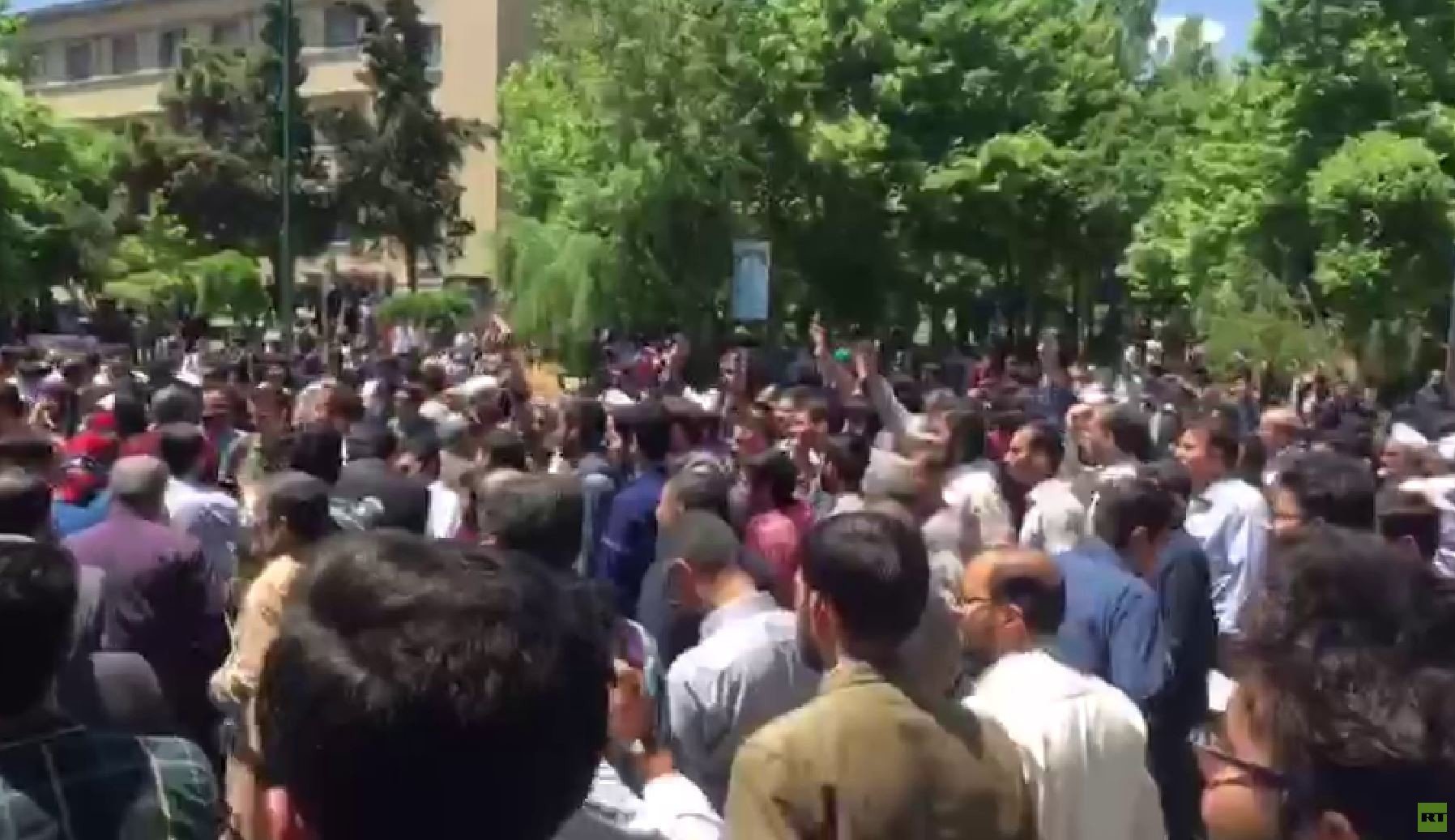 احتجاجات في جامعة طهران ضد قانون الحجاب (فيديو)