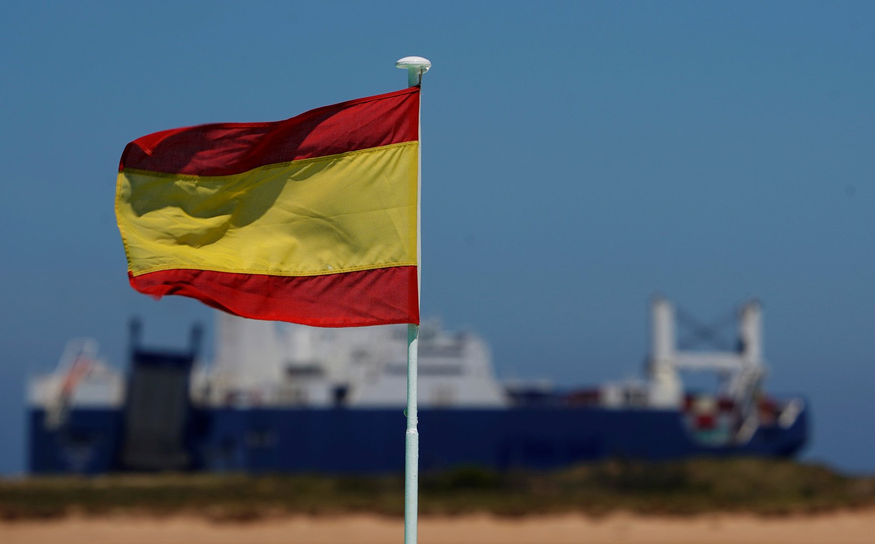 مصدر رسمي إسباني: السفينة السعودية غادرت ميناءنا محملة بمواد تجهيز معارض للإمارات