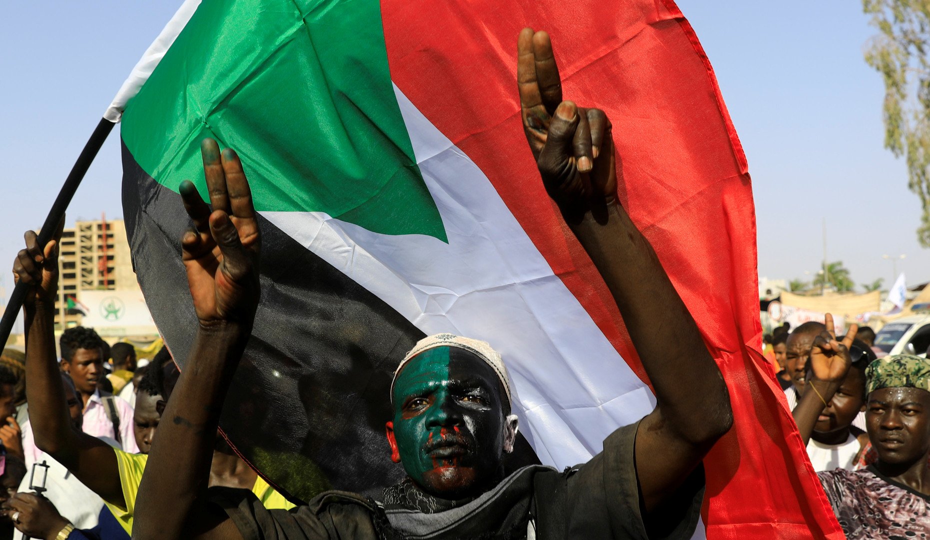 السودان.. مقتل متظاهر وإصابة آخرين جراء إطلاق قوات الأمن النار على المعتصمين