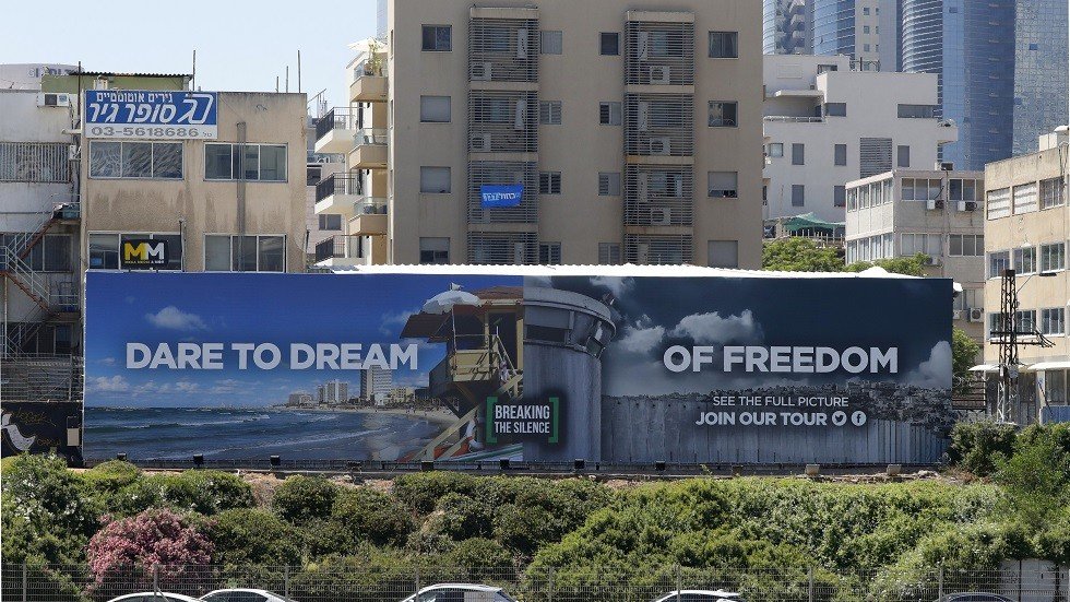 لوحة إعلانية مناهضة للاحتلال تخاطب زوار 