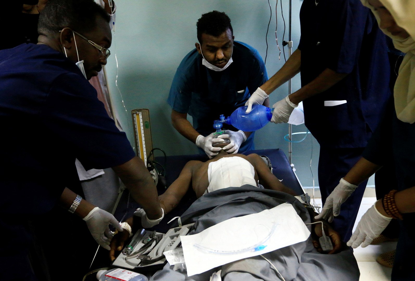 مقتل ضابط و5 محتجين وإصابة 100 بهجوم على المعتصمين في الخرطوم