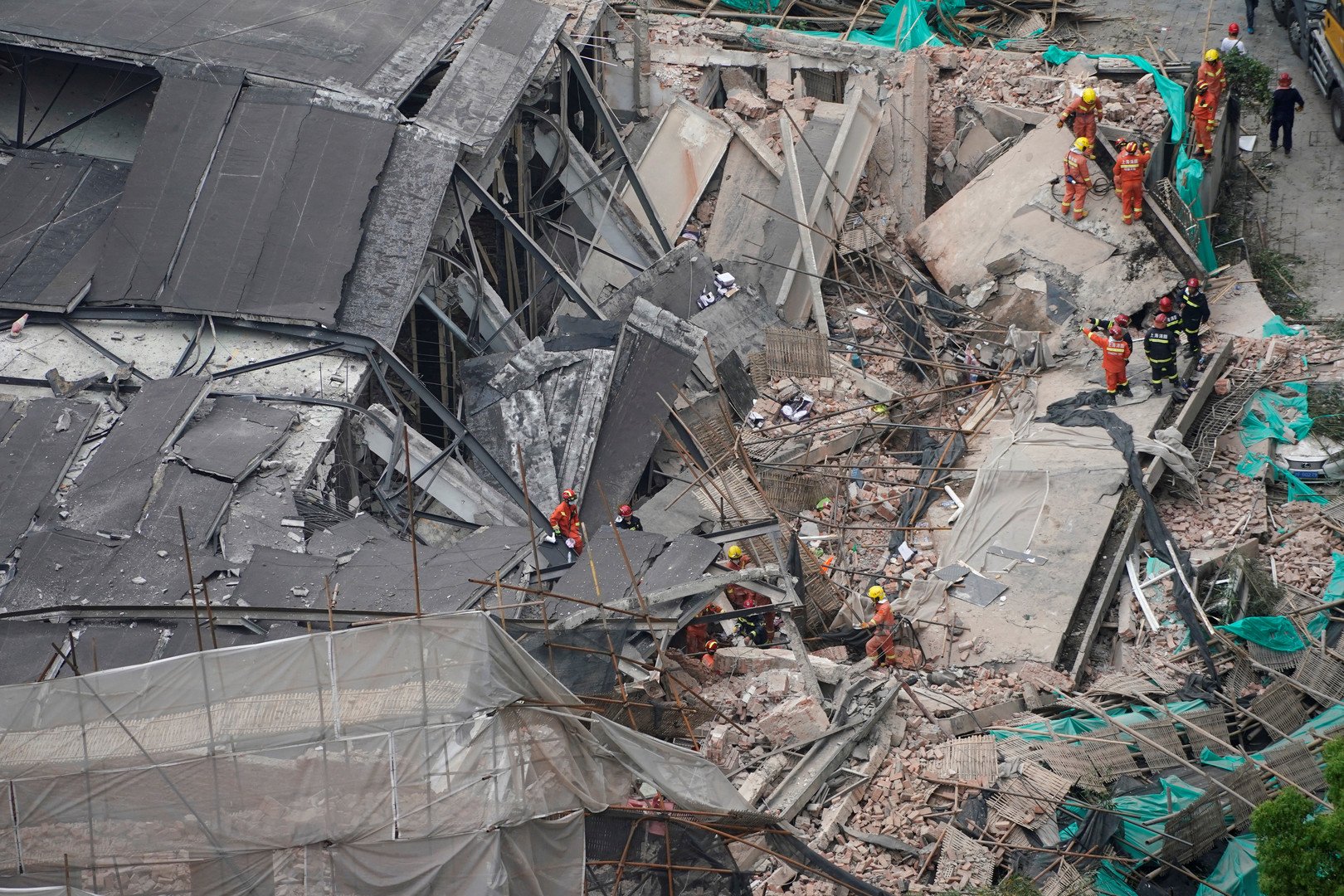 بالصور.. 9 أشخاص عالقون تحت الأنقاض جراء انهيار مبنى في شنغهاي