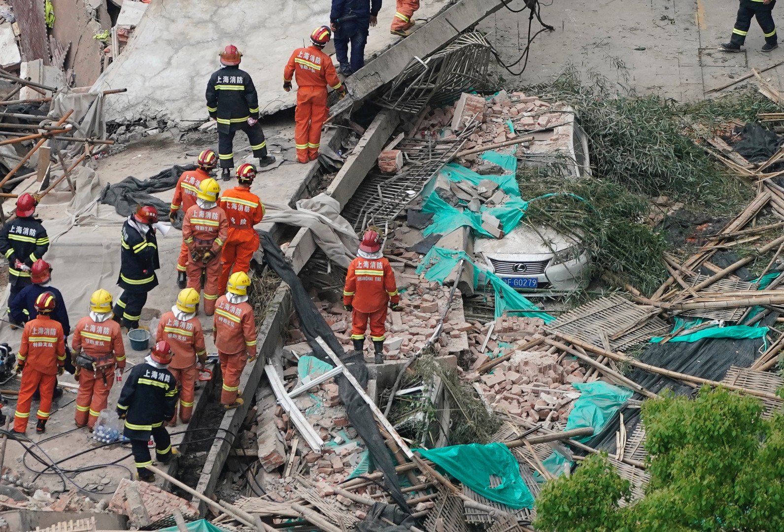 بالصور.. 9 أشخاص عالقون تحت الأنقاض جراء انهيار مبنى في شنغهاي