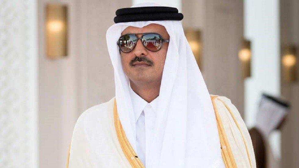 أمير قطر يفاجئ مرتادي مترو الدوحة في افتتاح ملعب الوكرة المونديالي (صور + فيديو)