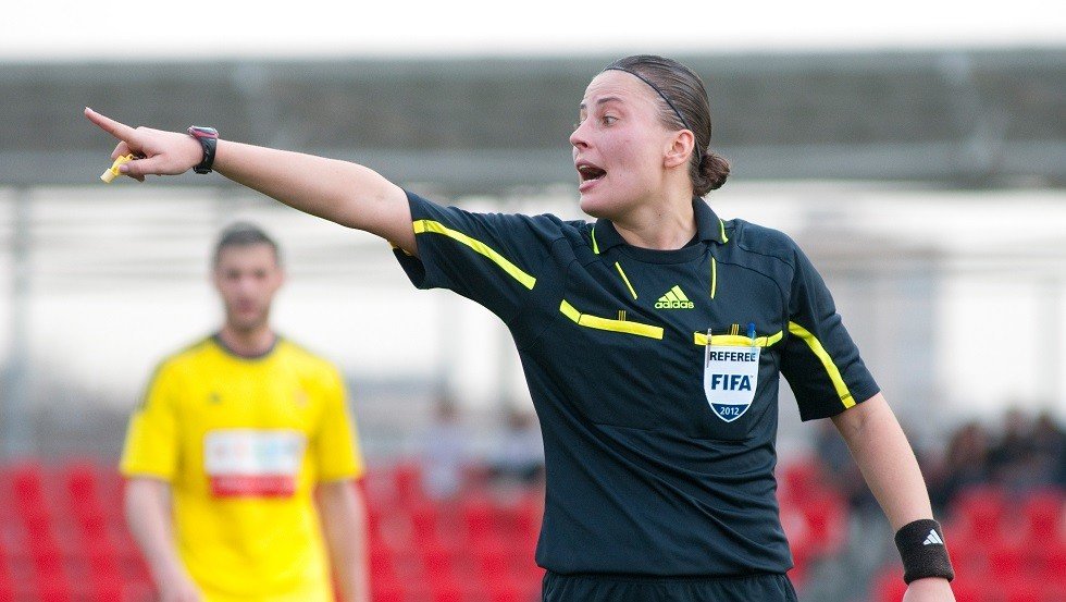 فتاة روسية تدير نهائي دوري أبطال أوروبا (صور)