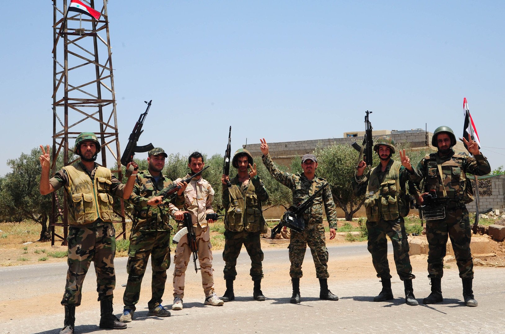 الجيش السوري يتصدى لهجوم بالقذائف الصاروخية في ريف اللاذقية