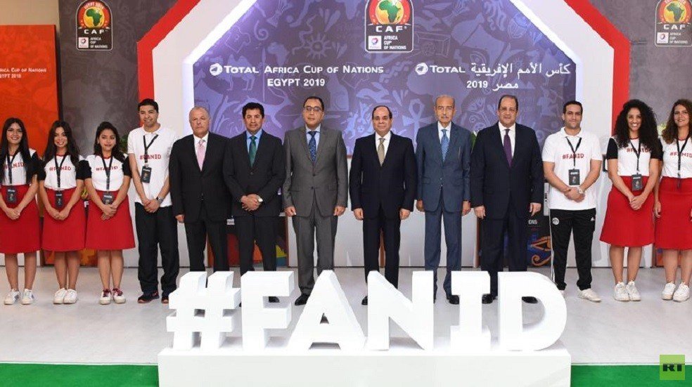 السيسي يتسلم أول بطاقة مشجع لبطولة كأس إفريقيا 2019 (صور) 