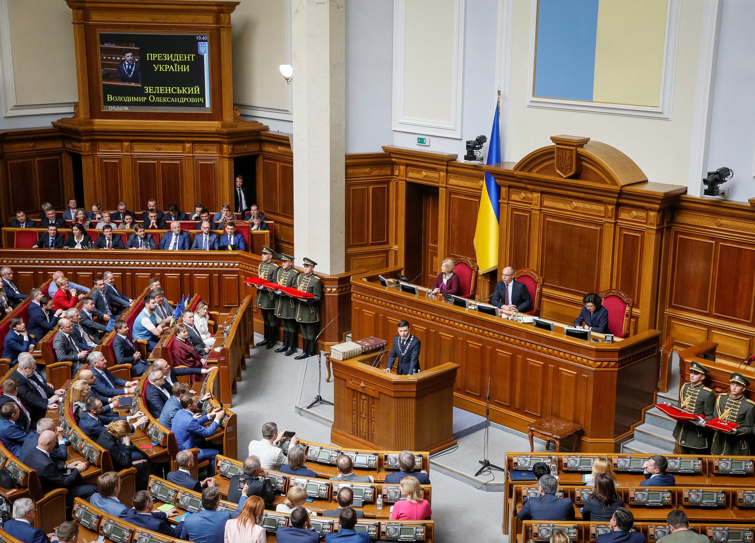 زيلينسكي يؤكد استعداده للحوار مع دونباس ويعلن حل البرلمان 