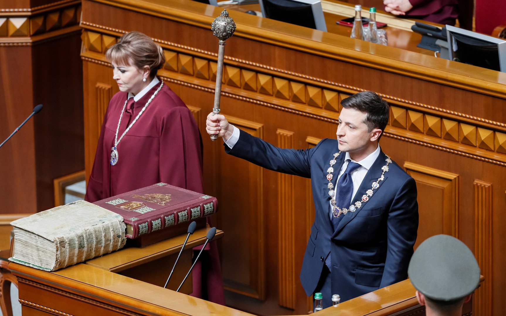 زيلينسكي يؤدي اليمين الدستورية رئيسا لأوكرانيا