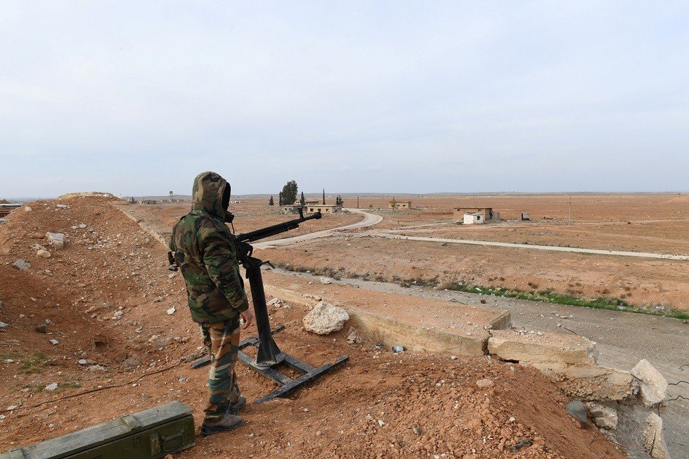 أرشيف - عسكري سوري على تخوم محافظة إدلب