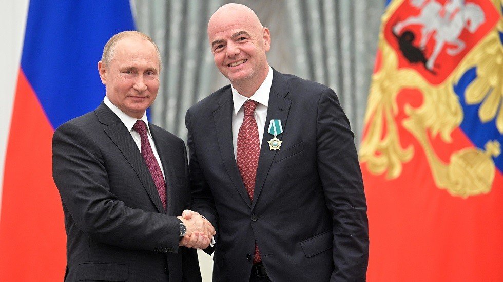 إنفانتينو يشكر بوتين باللغة الروسية بعد تقليده وسام الصداقة (فيديو)