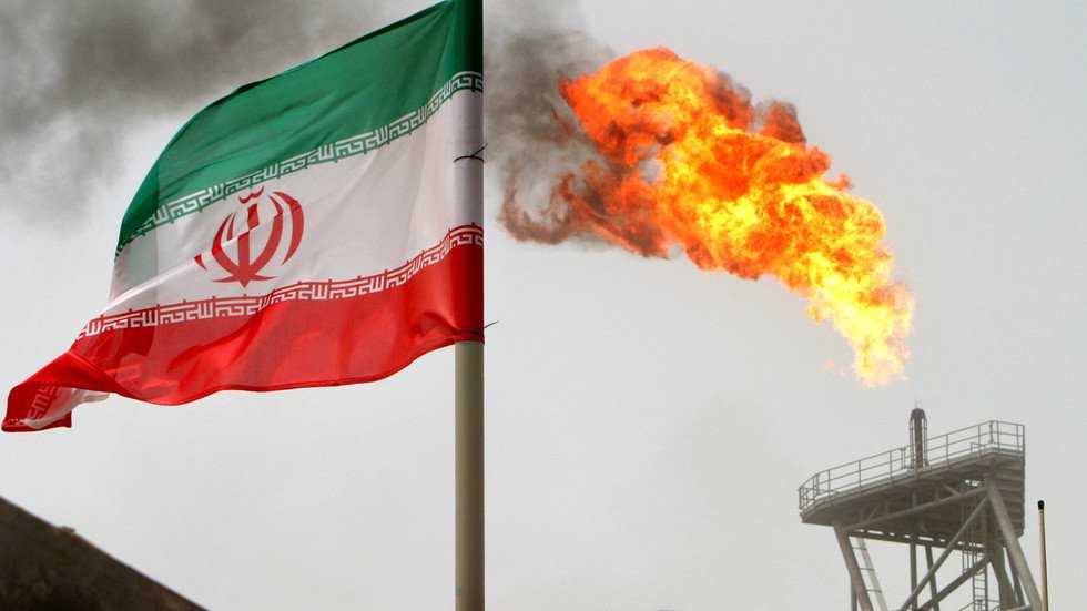 إيران تلجأ لتخزين نفطها مع تهاوي صادراته