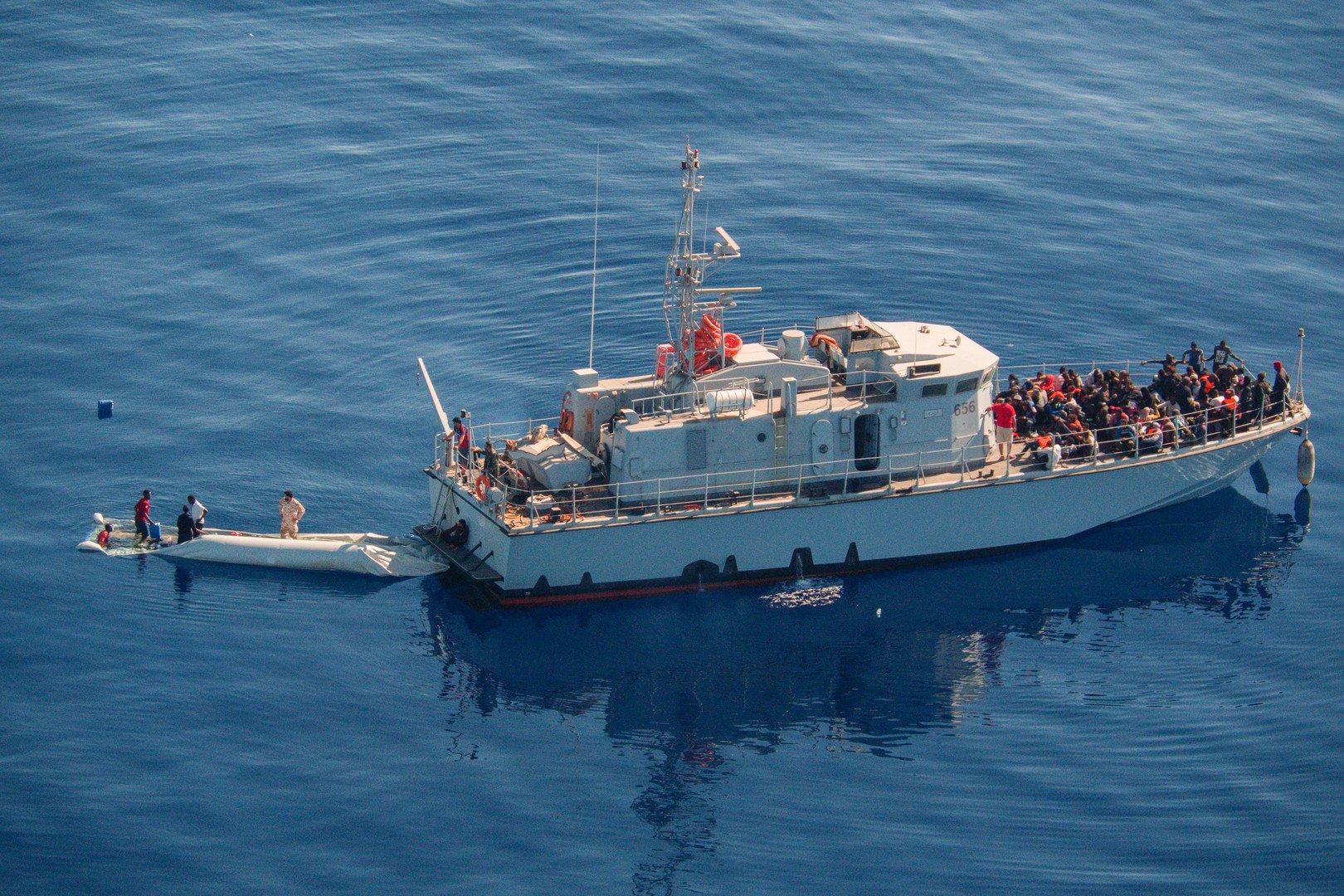 البحرية الليبية تنقذ نحو 300 مهاجر قبالة ساحل طرابلس الشرقي